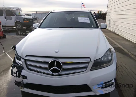 2013 Mercedes-Benz C 250 Sport z USA, uszkodzony, nr VIN WDDGF4HB2DR287519